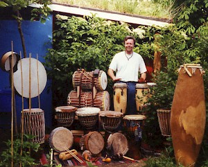 Vor der Trommelhütte in Reesdorf, 2001